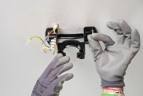 Fija el anclaje en el techo con los tornillos