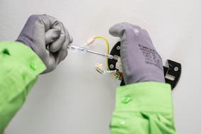 conecta los cables del techo a las tomas del anclaje