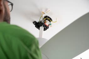 Cuelga el ventilador