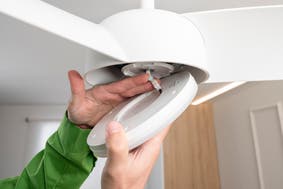 coloca la placa led del ventilador