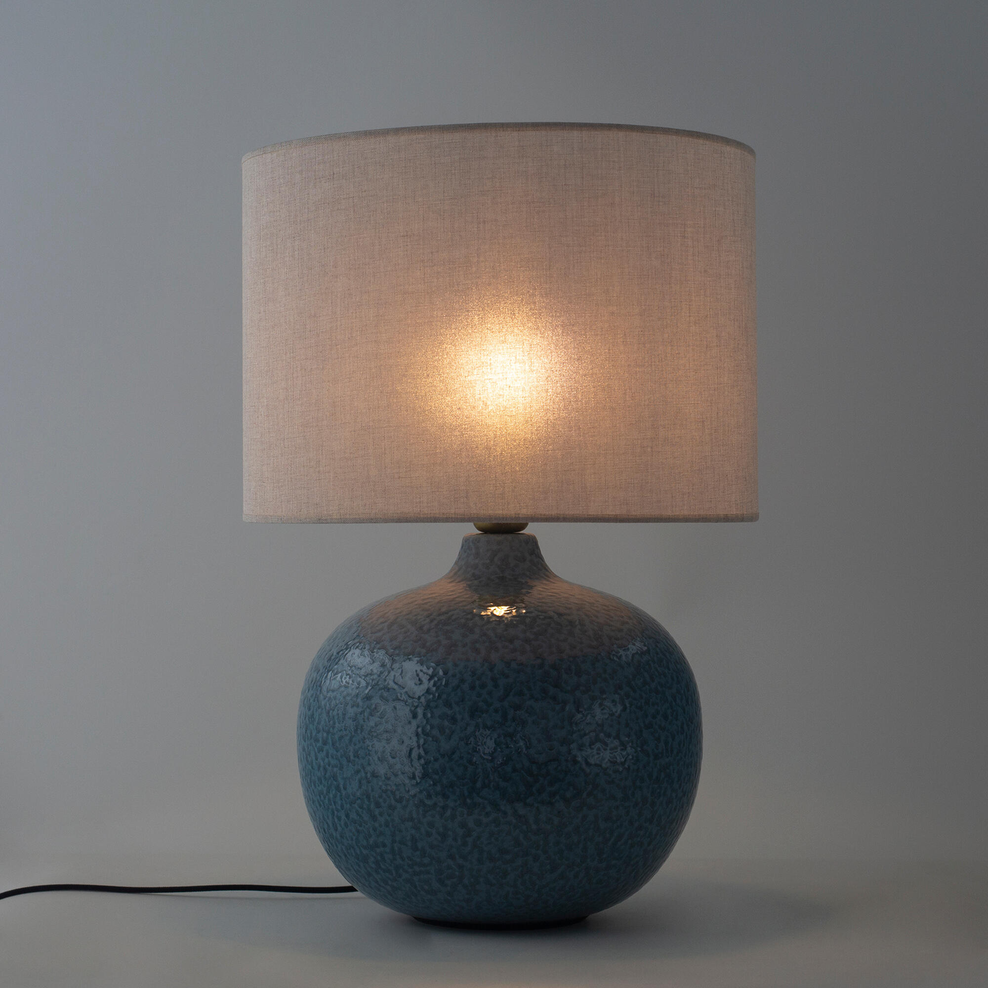 Lámpara de mesa compatible con casquillo E27 Gianira XTRELAMP con estructura cerámica azul pantalla blanca de lino alimentación a red - 2