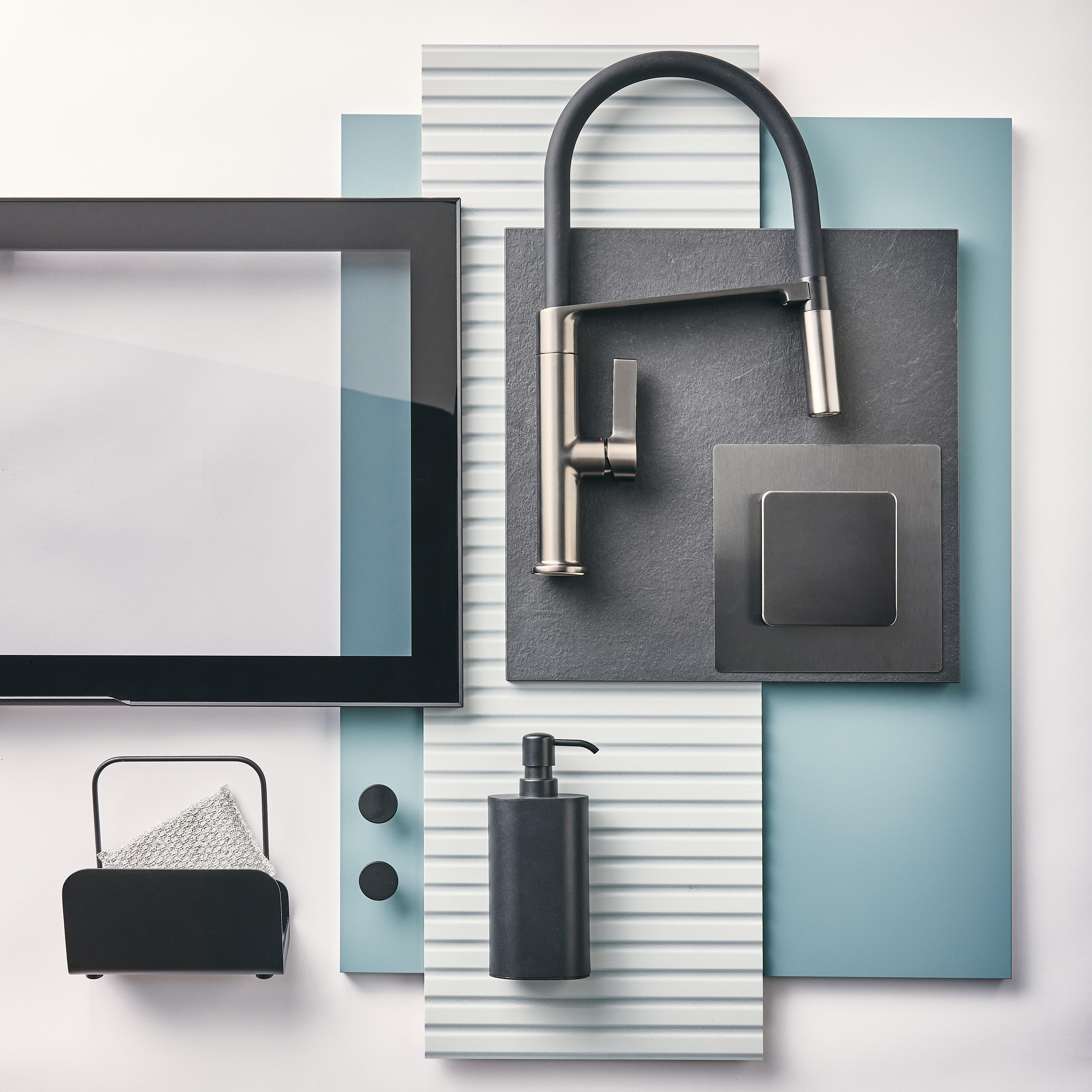 Porta vitrine alumínio 45x138 cm preto e vidro escuro Samara - 12