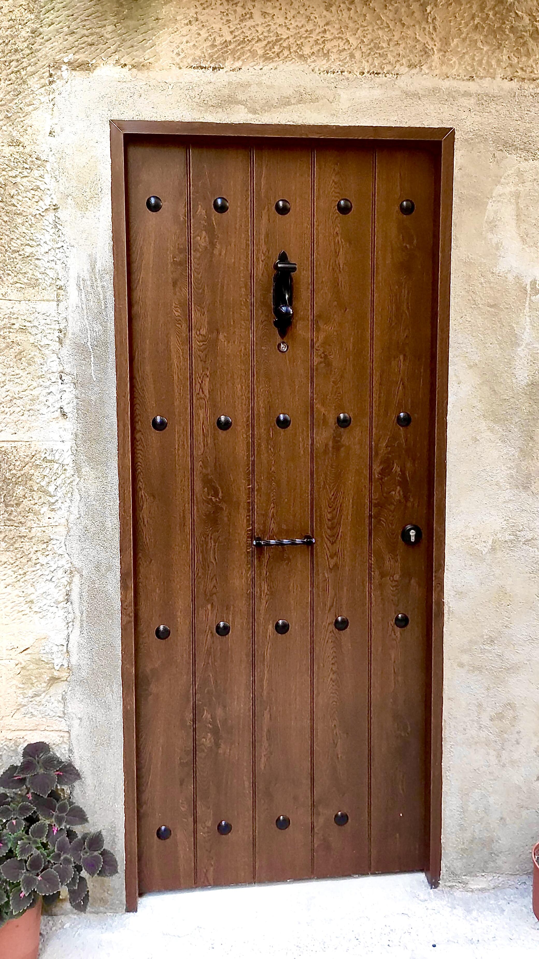 PUERTA ENTRADA RESIDENCIAL METAL RUSTICA PVC NOGAL 80 CM DERECHA - 6