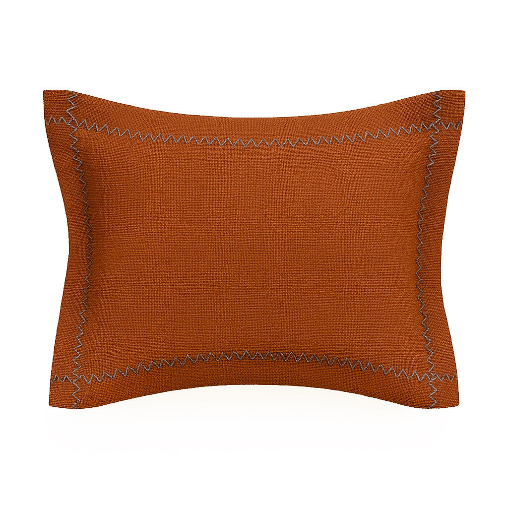 Cojín decorativo rectangular balú algodón naranja con un bordado en zigzag en tono azul volante 50x30cm