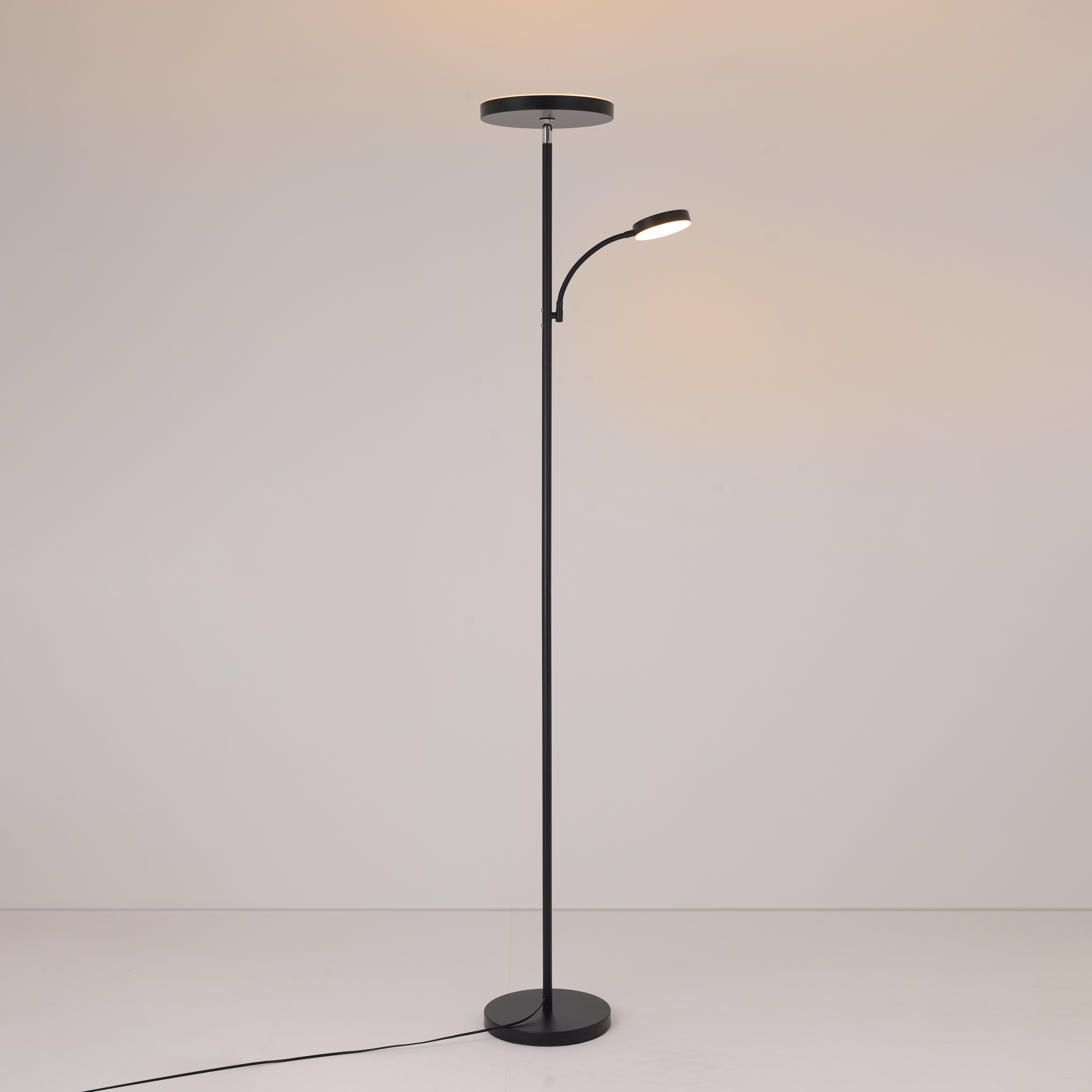 Lámpara de pie con luz de lectura inspire