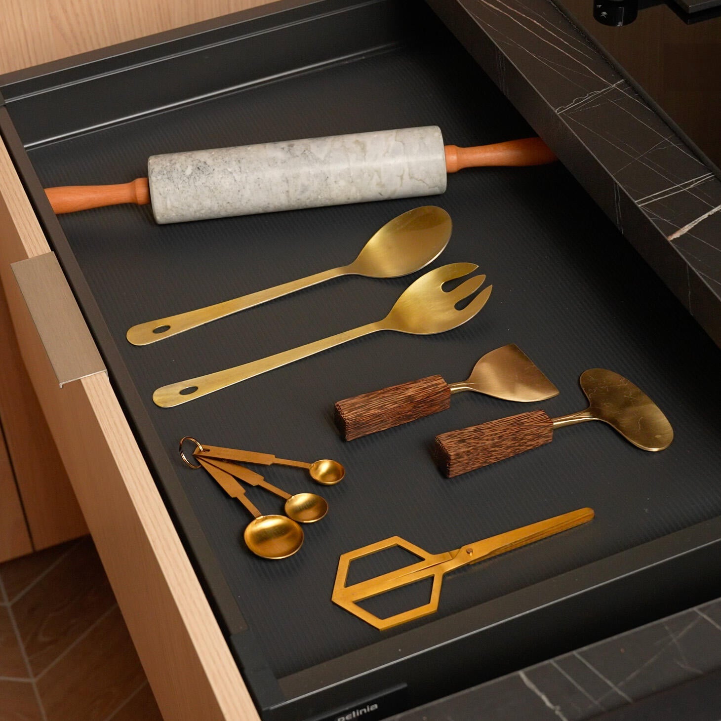 Rolo de proteção para gaveta anti deslizante 150 x 50 cm cinza escuro Delinia - 2