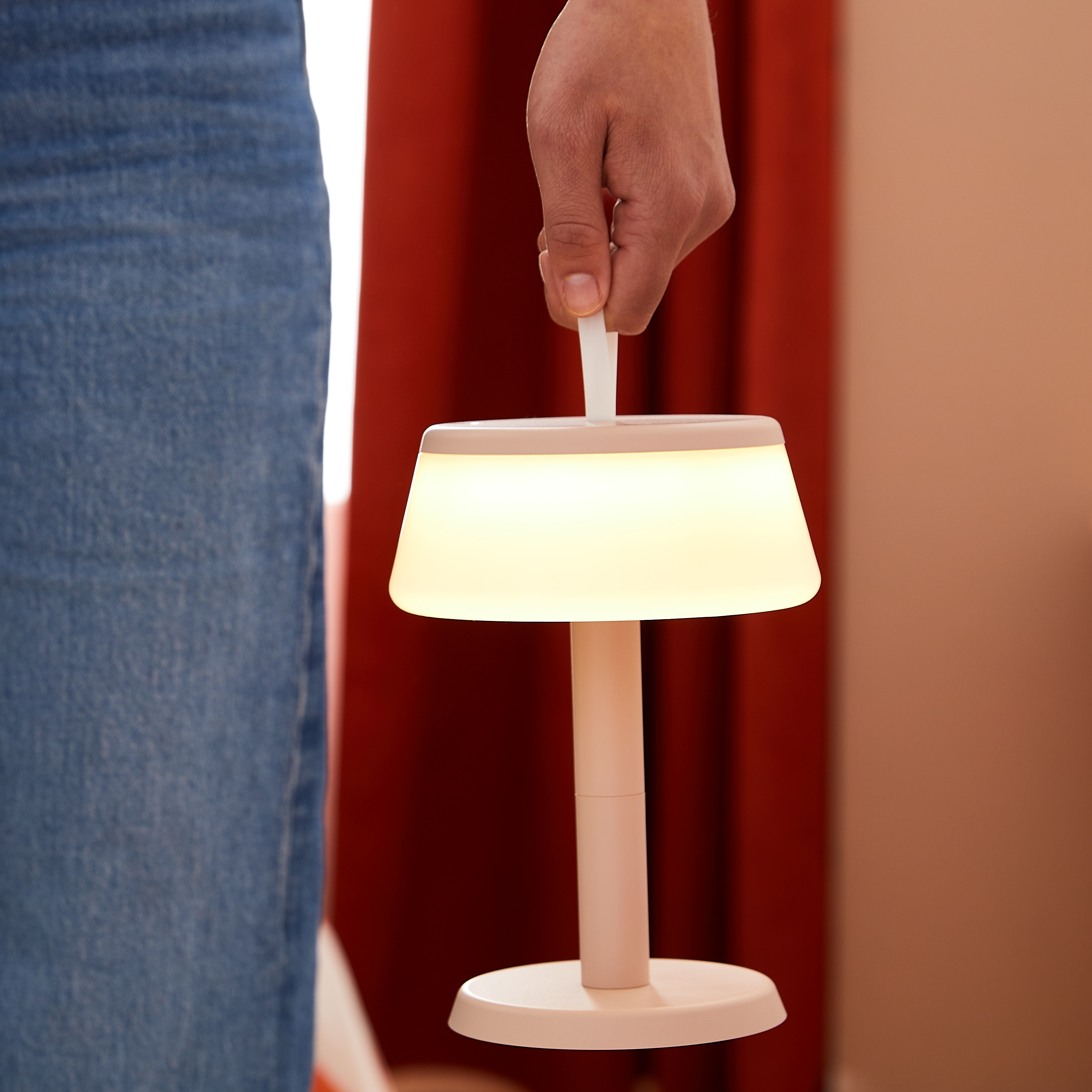 Lámpara de mesa sin cable led tootouch inspire rosa pantalla blanca de policarbonato luz cálida 2700k recargable por usb