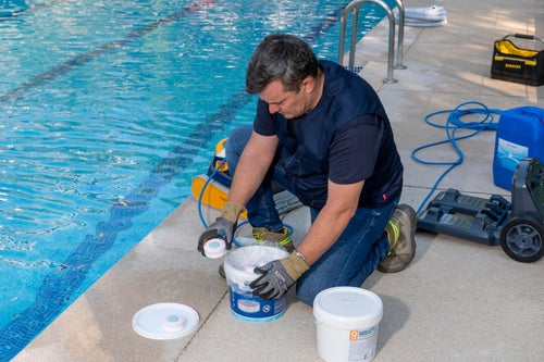 Guía Técnica para mantenedores de piscinas: Tipos de cloro, mantenimiento y dosificación