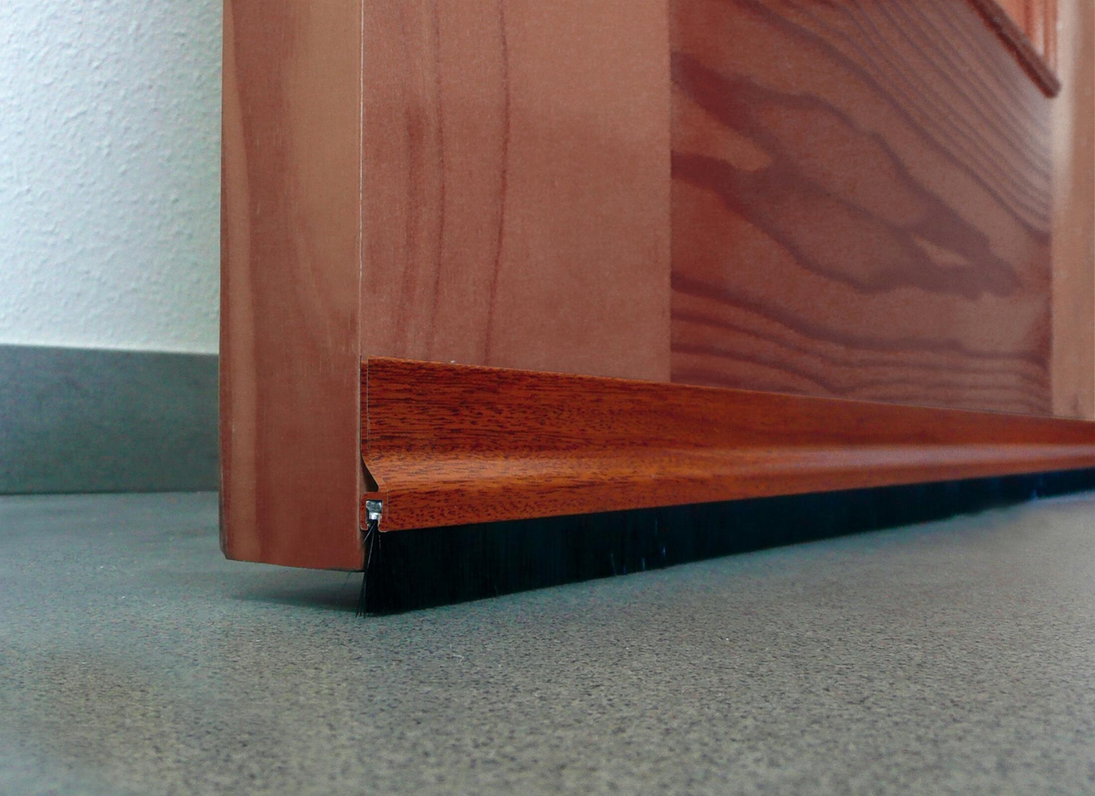Burlete de puerta adhesivo interior BURCASA aluminio en color marrón 10 mm de espesor x 6.5 cm de altura x 125 cm de longitud. Perfil junta plano. Recortable. Tipo de instalación atornillar.  - 2