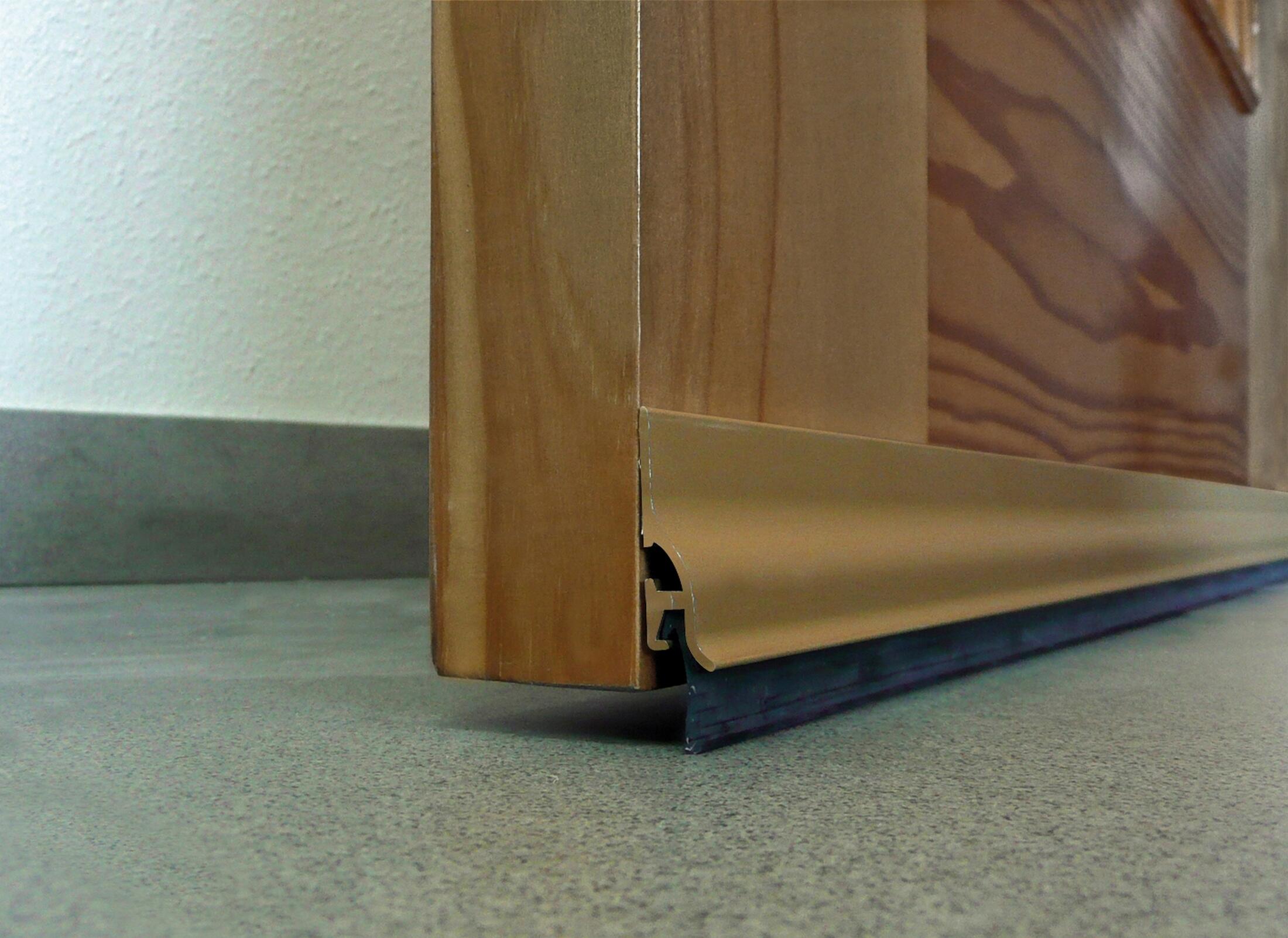 Burlete de puerta adhesivo interior BURCASA alu labio en color amarillo/dorado, 15 mm de espesor x 4.7 cm de altura x 105 cm de longitud. Impide el paso del agua. Perfil junta universal. Recortable. Tipo de instalación encolado. - 2