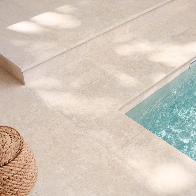 Azulejo piscina loza Aura efecto travertino crema 30x60 cm C3 CERAMICA MAYOR