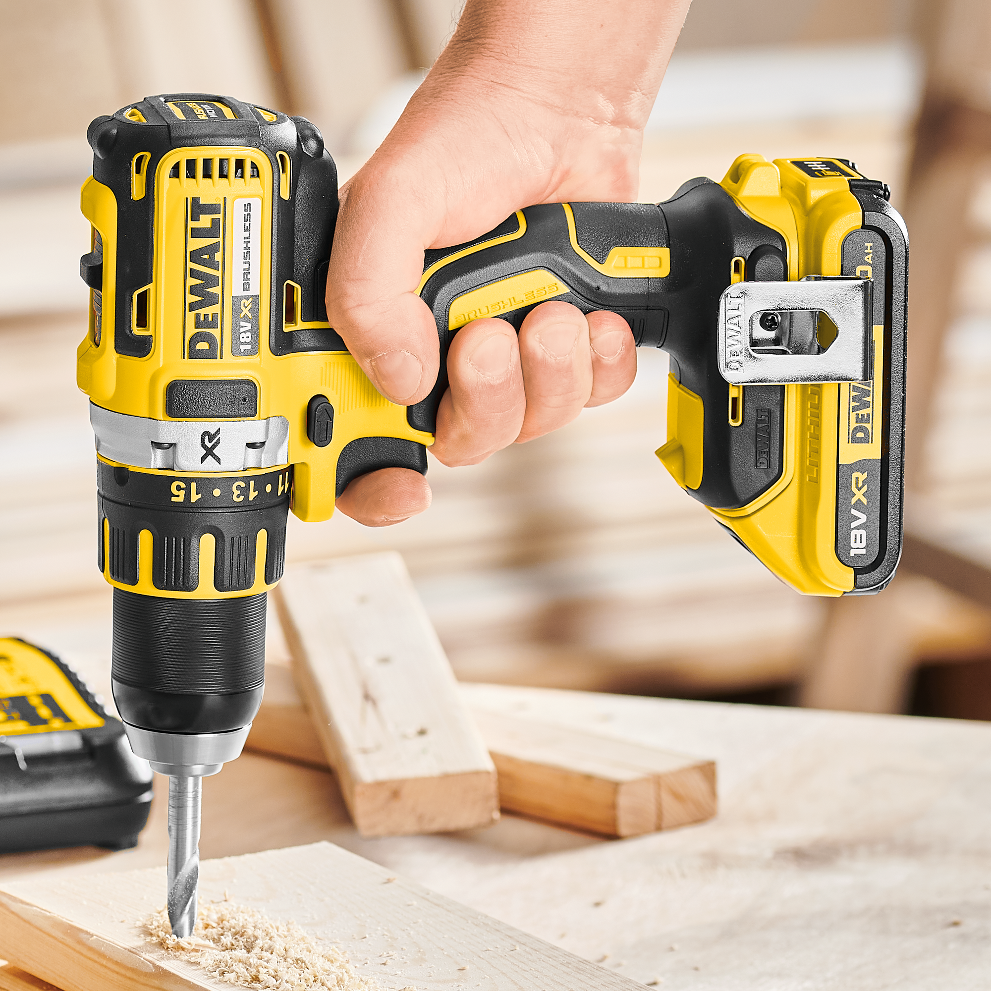Wiertarko-wkrętarka bezszczotkowa DEWALT DCD790D2-QW 18V 2Ah Li-Ion - 1