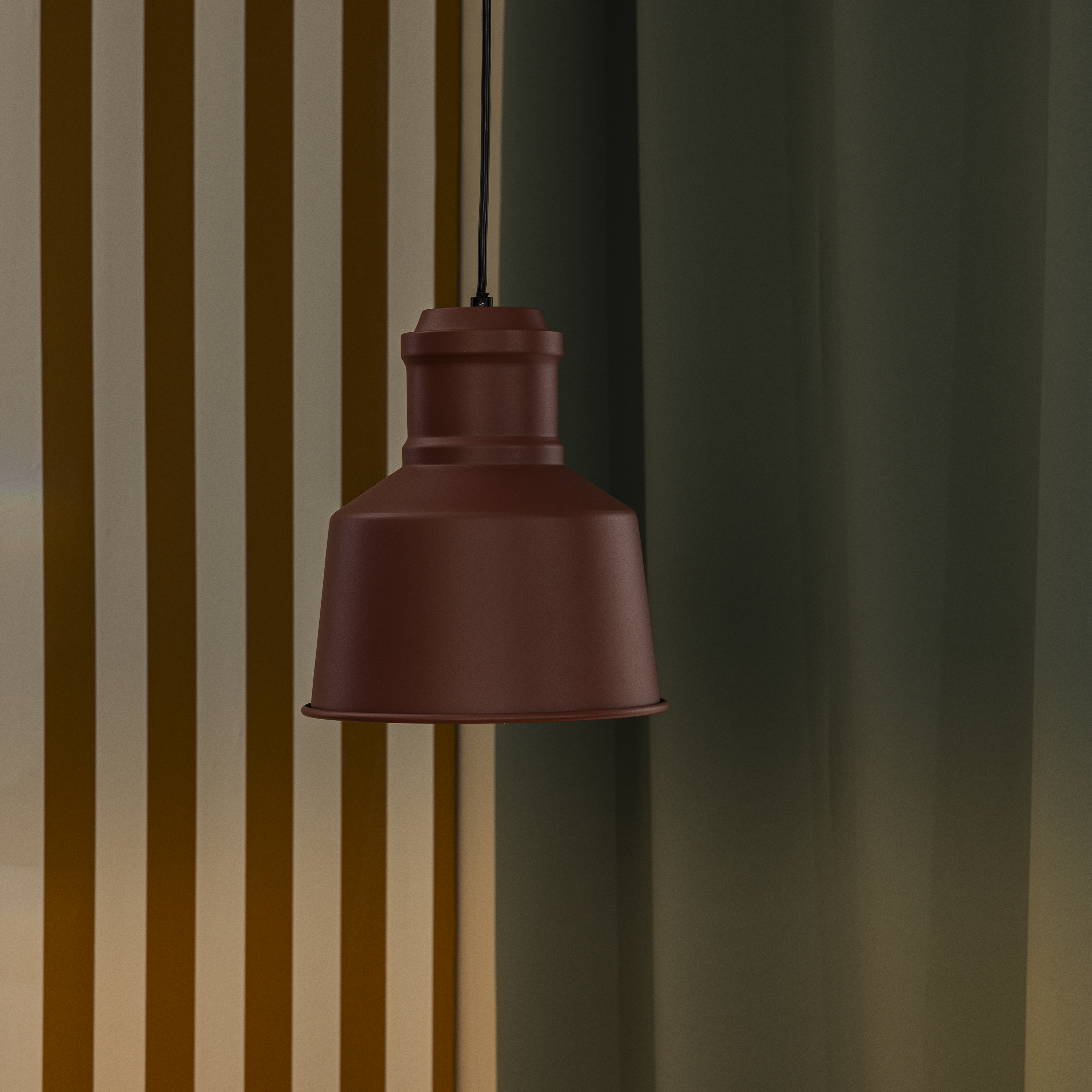 Lampa wisząca Ezio czerwona E27 Inspire
