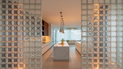 Pared de bloques de vidrio para separar cocina y salón: ideas, ventajas y cómo integrarla en tu proyecto