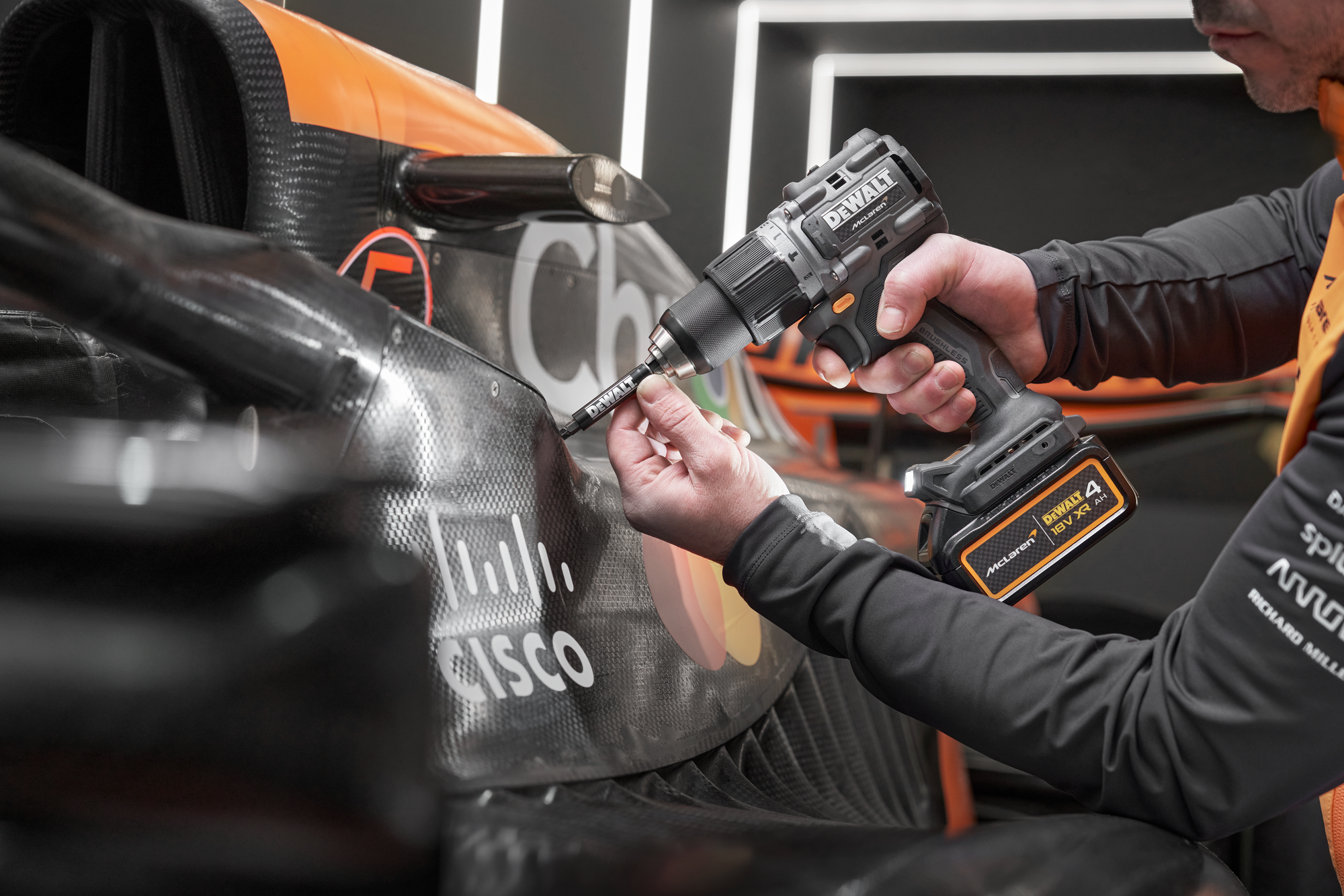 Taladro percutor a batería DEWALT 18V Brushless - 2 baterias Li-Ion 4Ah y maletín TSTAK - DCD85MM2T-QW - 5
