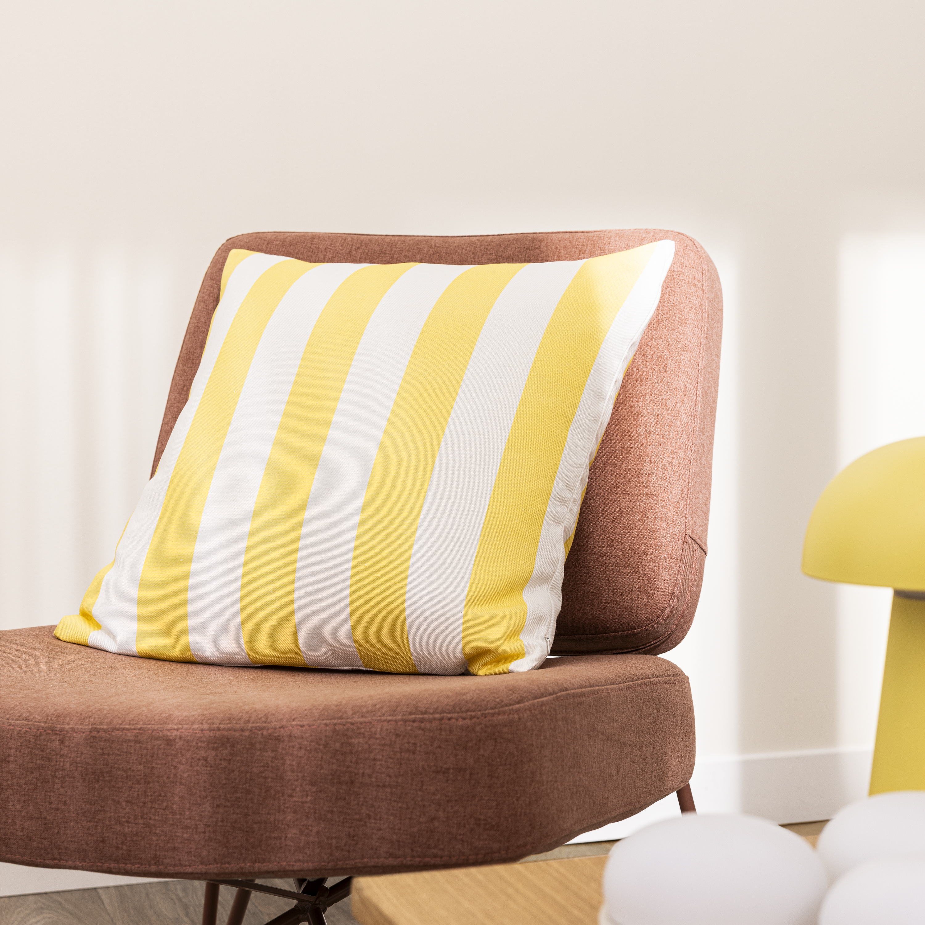 Funda de cojín cuadrada Sigrid algodón poliéster rayas amarillo cool lima con cremallera INSPIRE 45 x 45 cm - 3