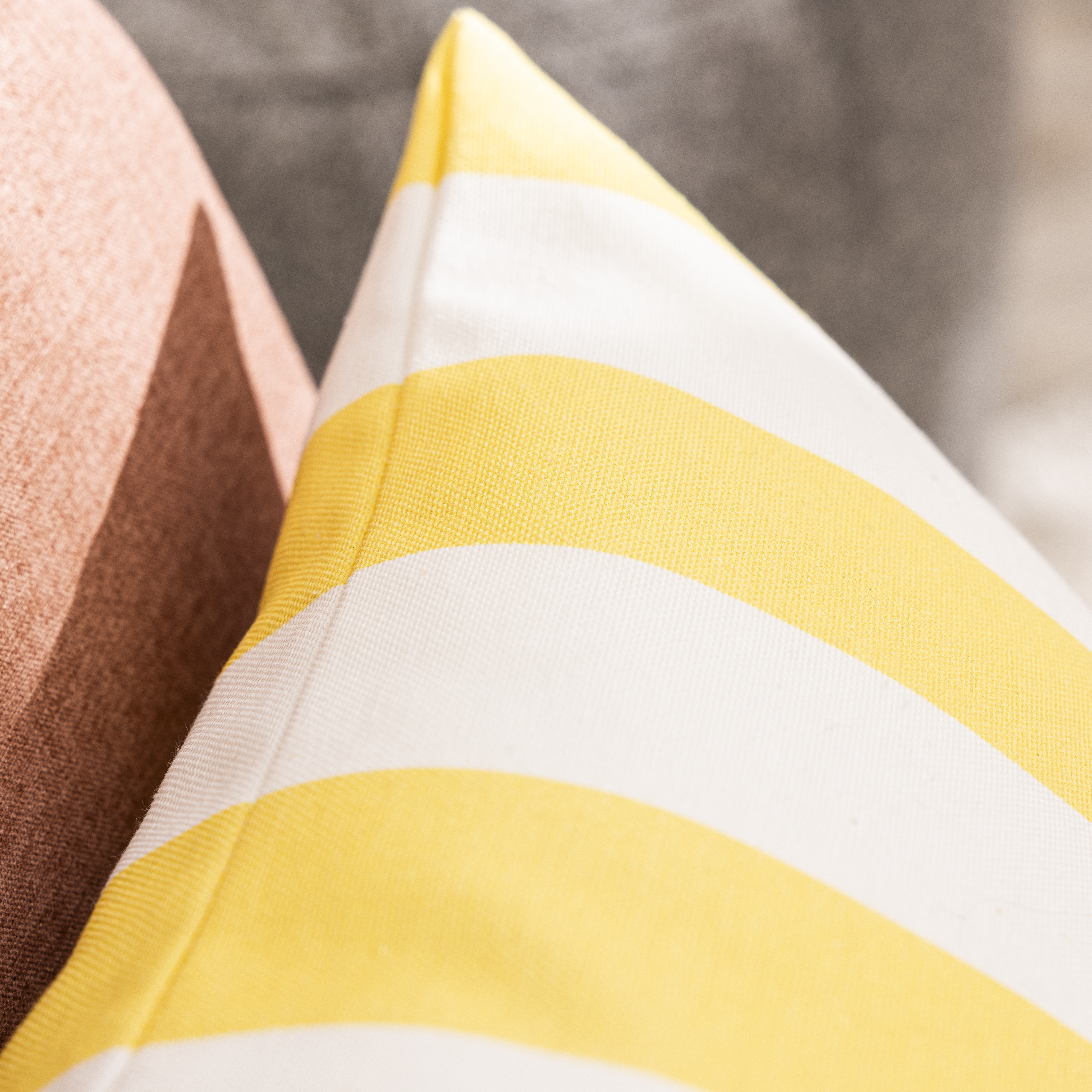 Funda de cojín cuadrada Sigrid algodón poliéster rayas amarillo cool lima con cremallera INSPIRE 45 x 45 cm - 5