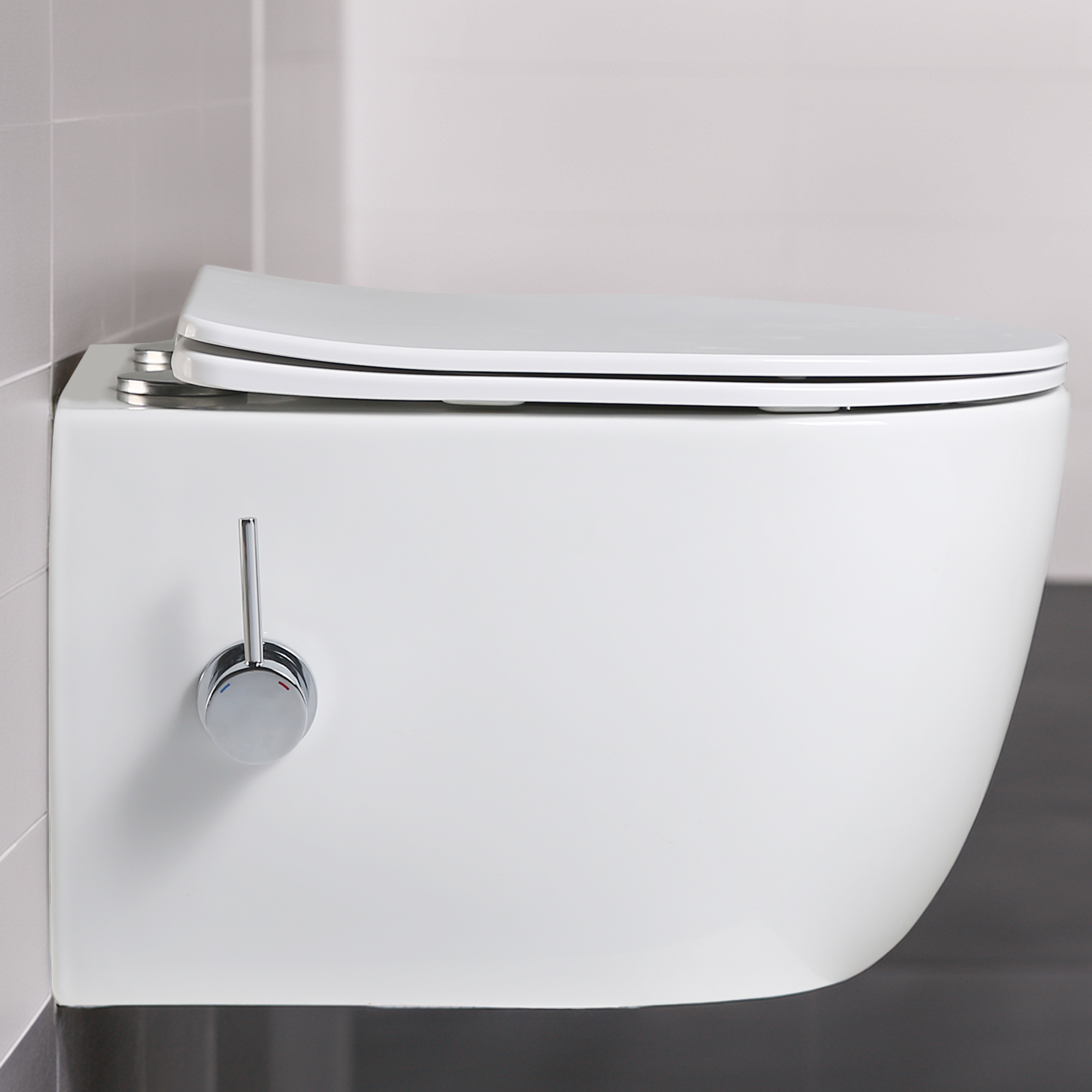 Widok z boku na toaletę wiszącą Domino.