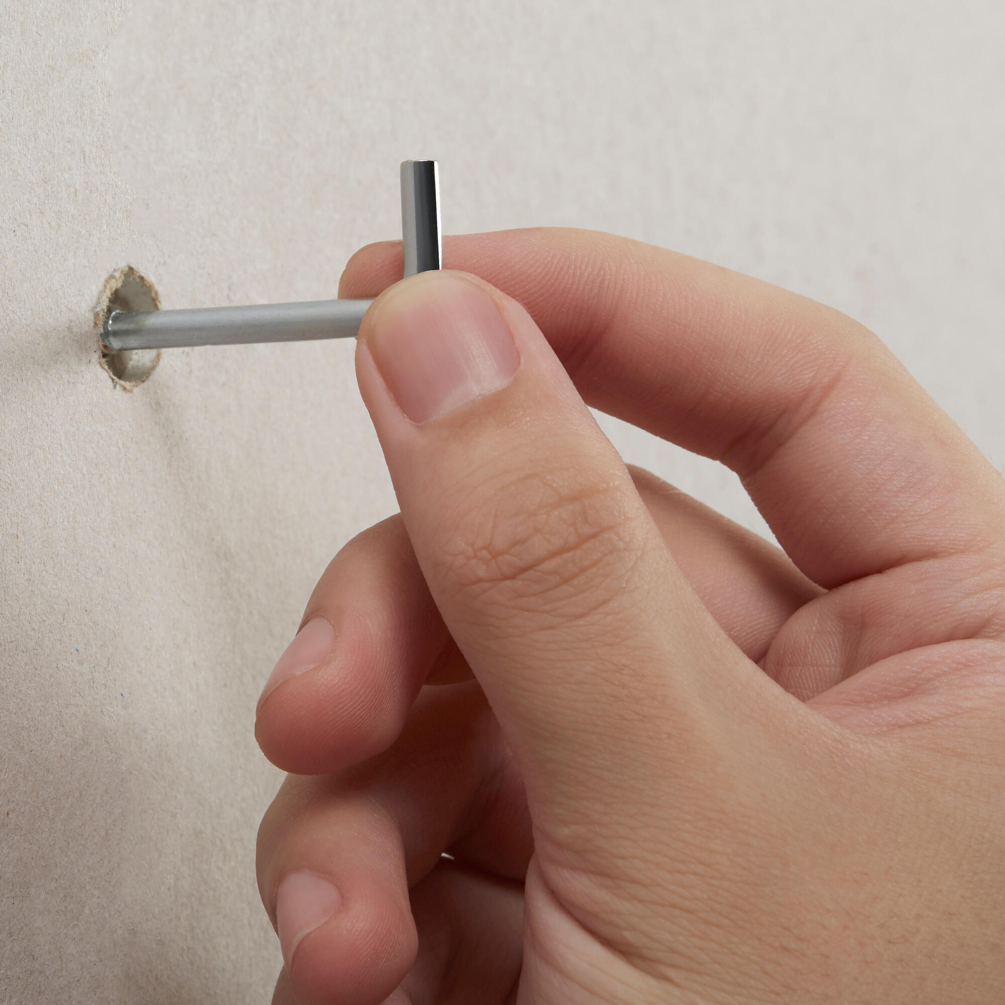 Montaż kołka w otworze ściennym. - 4