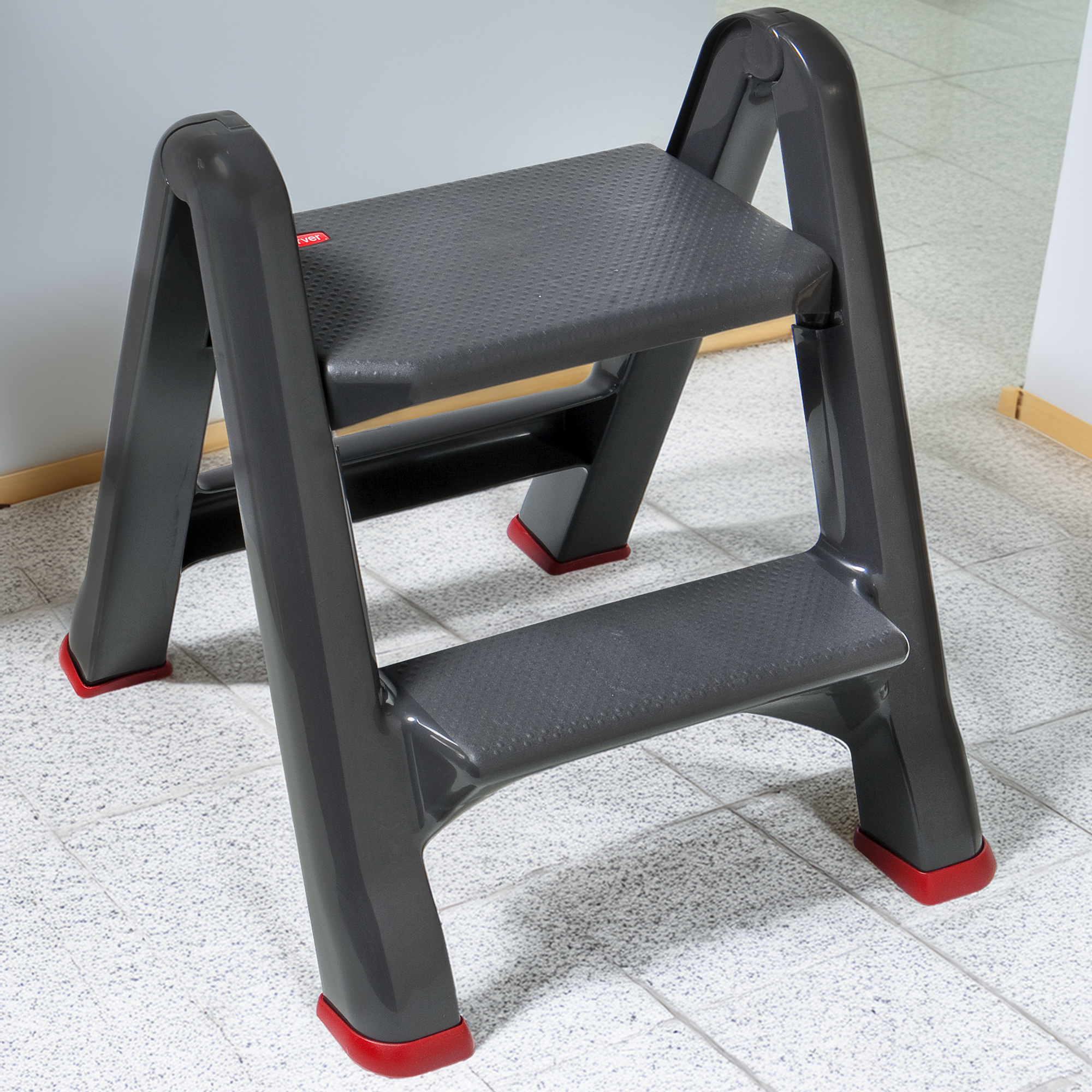 Grafitowe schodki rozkładane Curver.