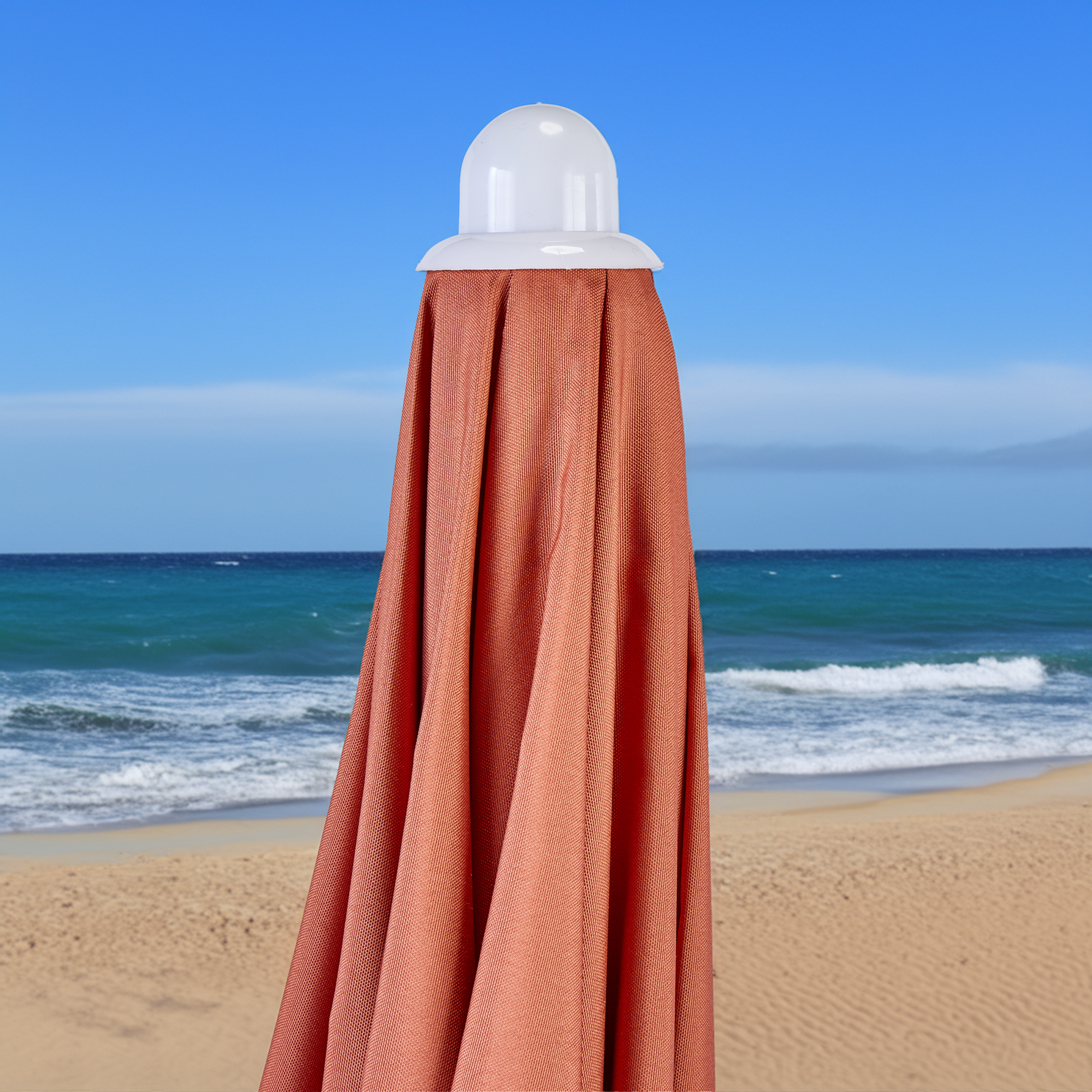 Złożony pomarańczowy parasol plażowy.