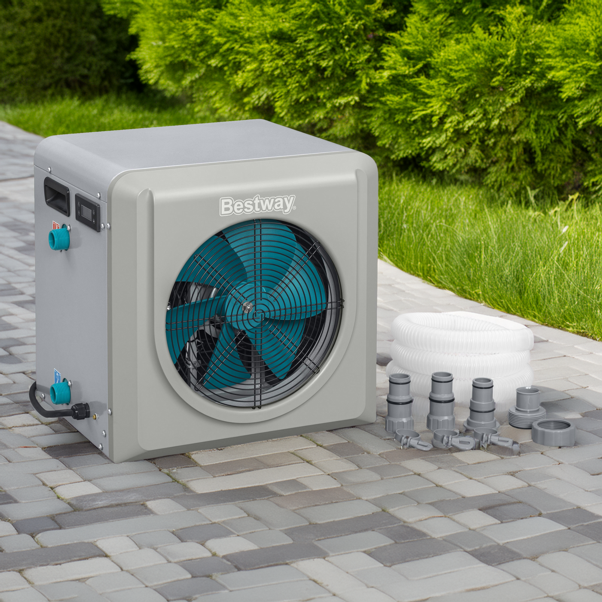 Zestaw pompy ciepła 4 kW Bestway na kostce brukowej, gotowy do montażu.