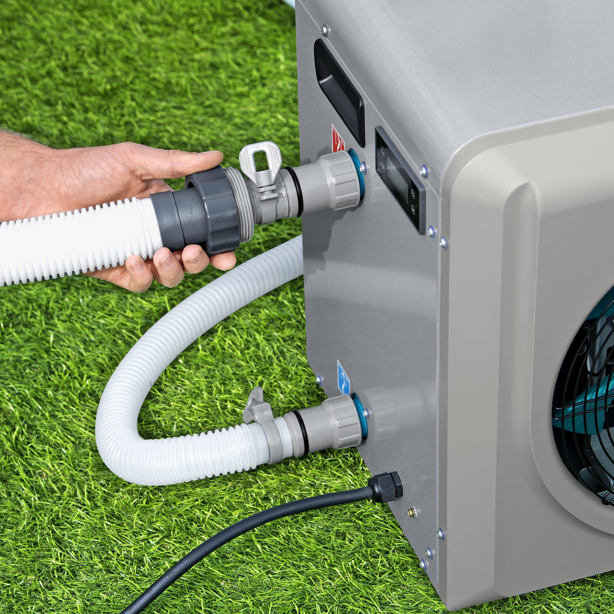Podłączanie węża do portu pompy ciepła Bestway 4 kW.