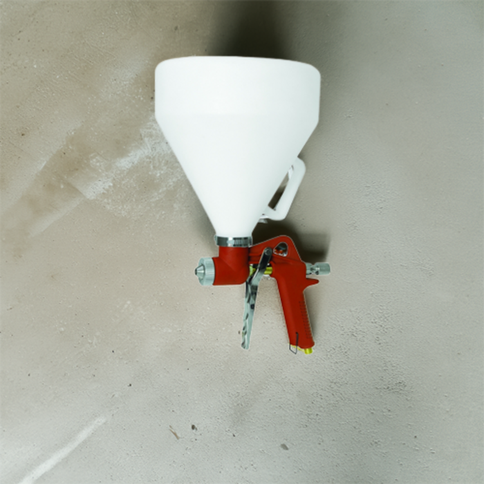 Pistolet tynkarski z pojemnym zbiornikiem