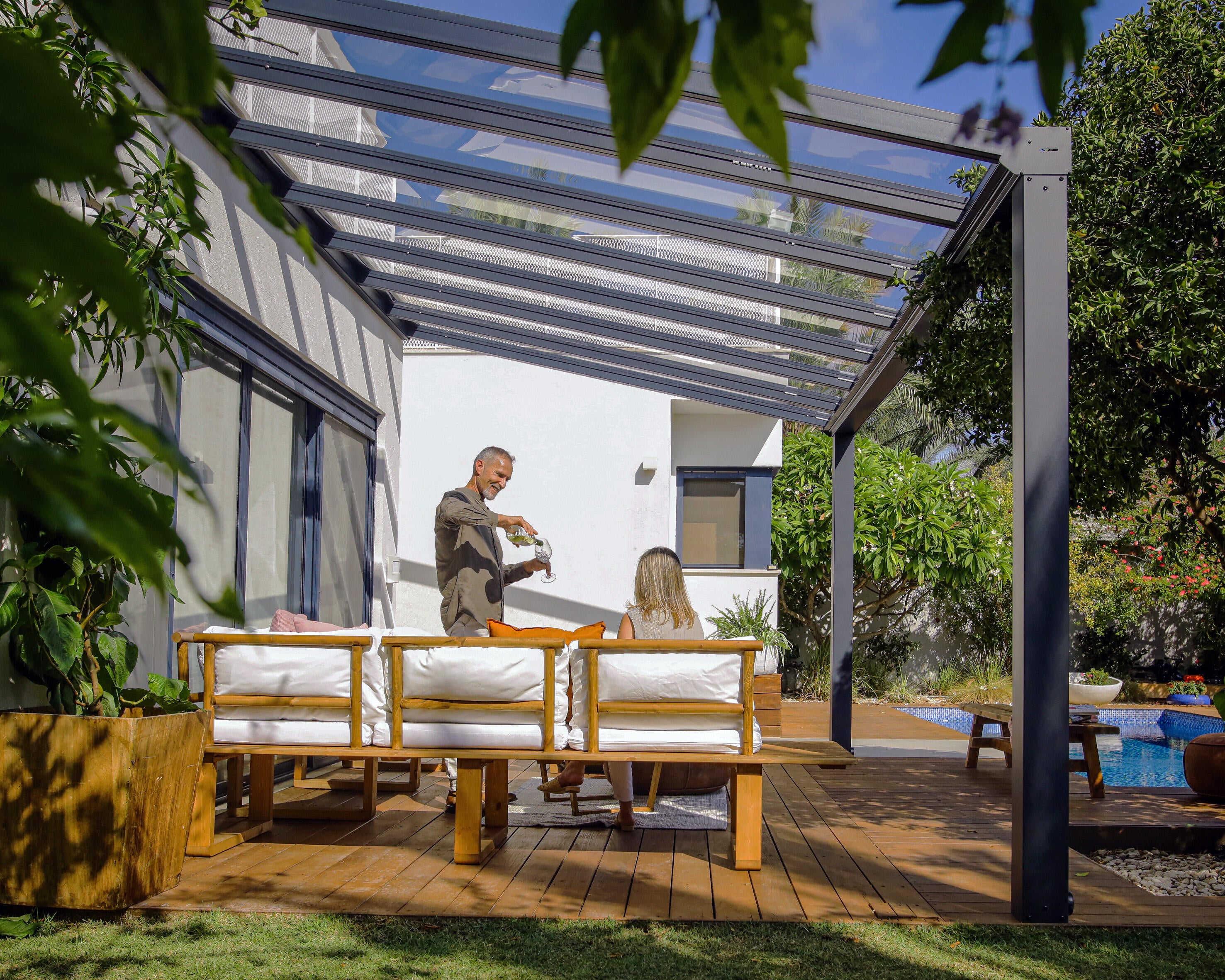 pergola de aluminio adosada con cubierta canopia by palram de 515 x 341 cm gris
