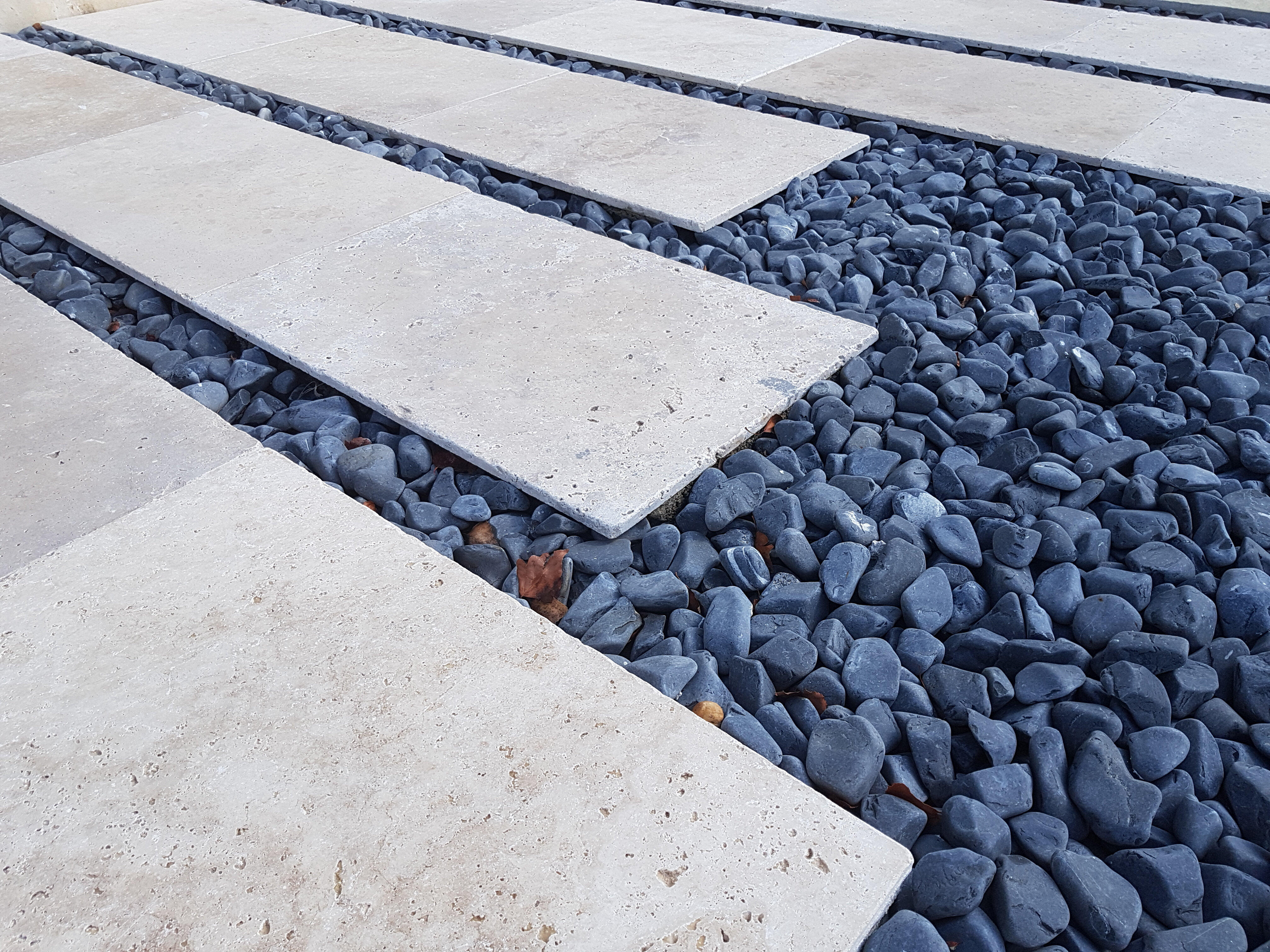 Suelo piedra natural efecto travertino crema 61x40.6 cm