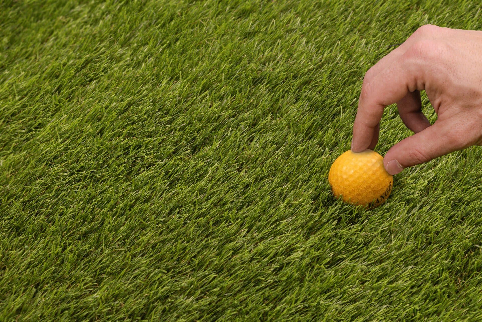 Rolo de relva artificial XAMANEK LAREDO 33MM 2X5M 27300 pontadas m2 e 6000 DTex - 32