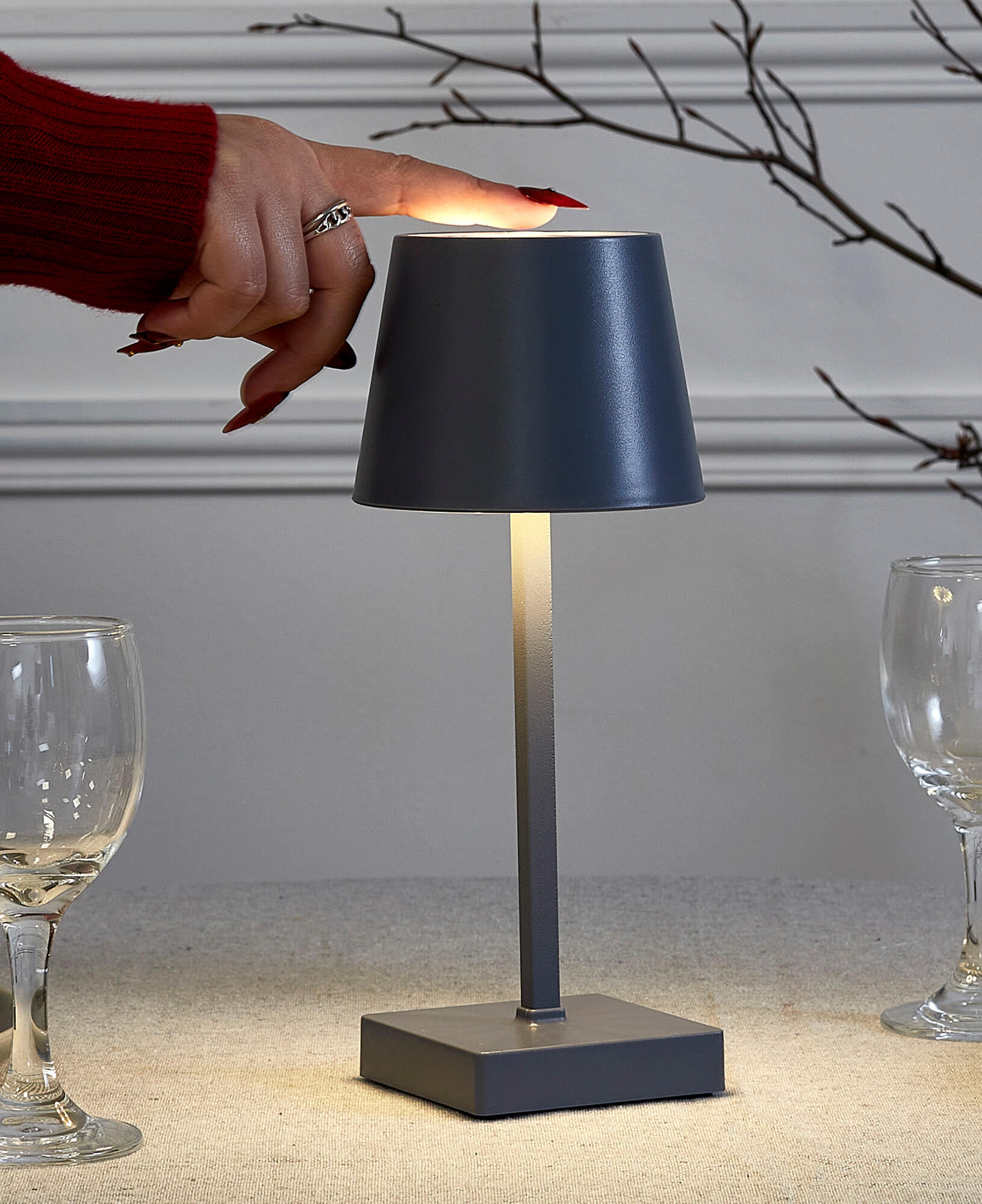 Lámpara de mesa táctil LED con control de la intensidad de la luz Lounge JE CHERCHE UNE IDEE con estructura gris pantalla gris luz cálida 3000K de pilas - 2