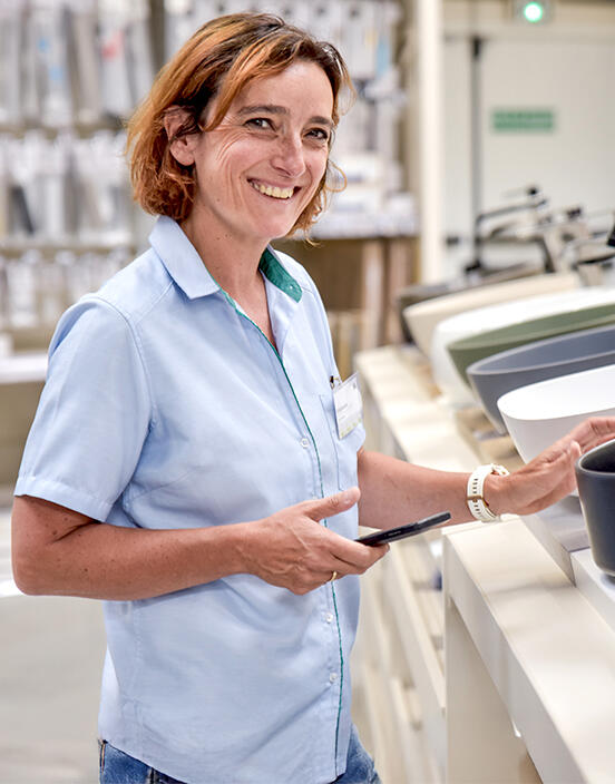 collaboratrice souriante