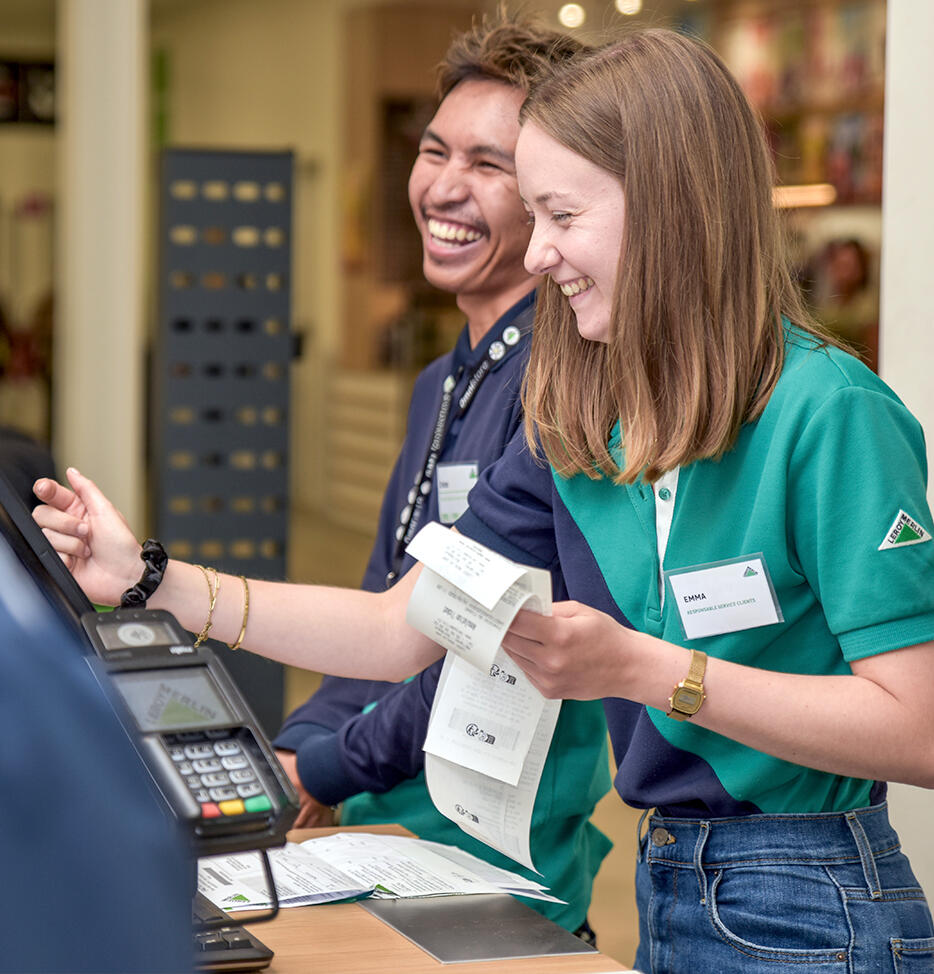 deux jeune collaborateurs qui rient ensemble