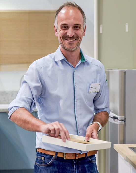 collaborateur souriant de face