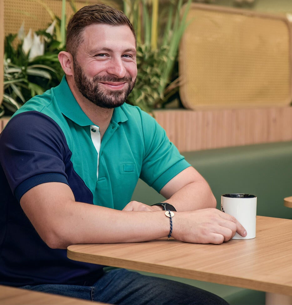 collaborateur devant un café