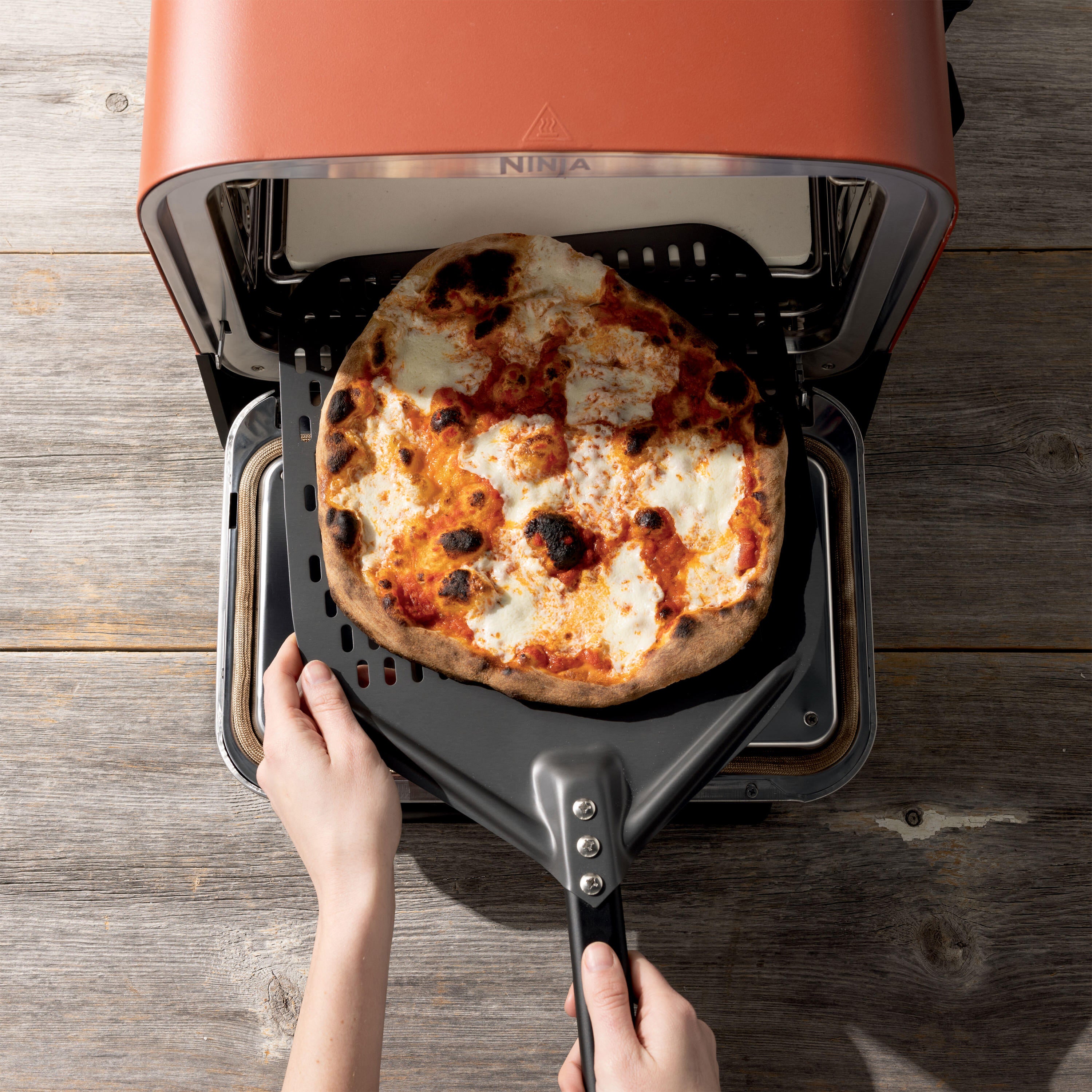 Pelle à pizza en acier noir NINJA pour four d'extérieur Woodfire - 5