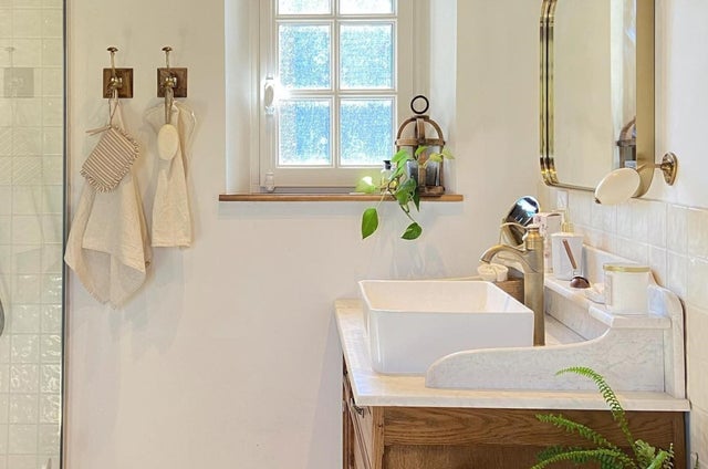 Ideas para decoración de baños con grifos dorados