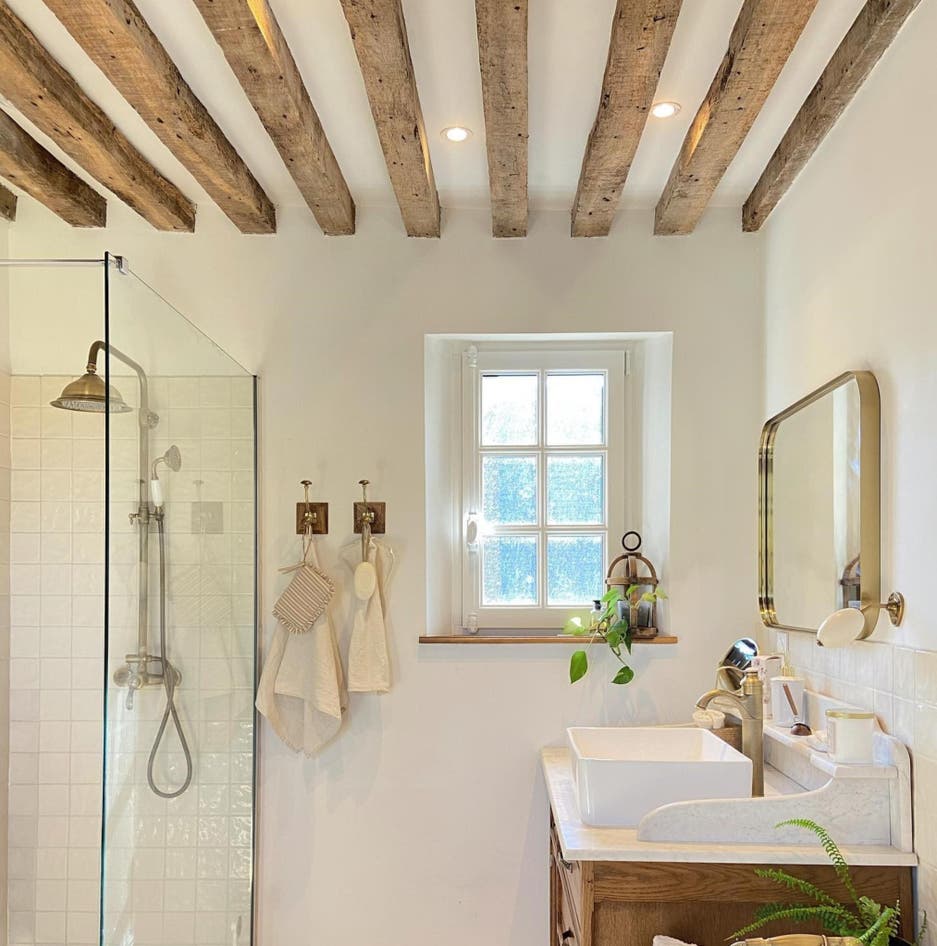 Ideas para decoración de baños con grifos dorados