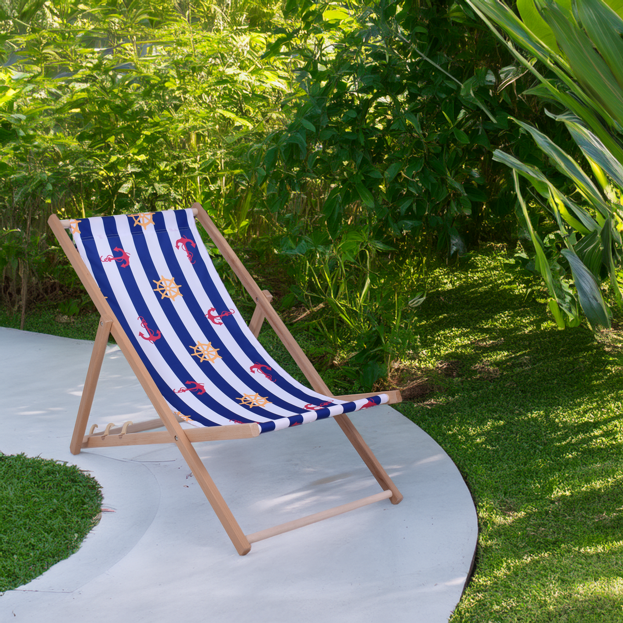 Leżak plażowy z tkaniną w biało-granatowe pasy.