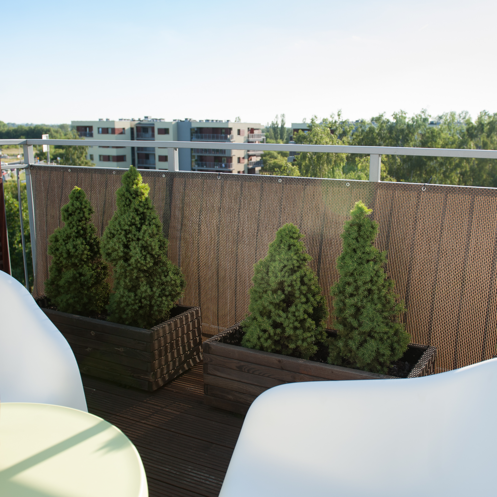 Balkon z osłoną Rattan Lux w kolorze brązowym.