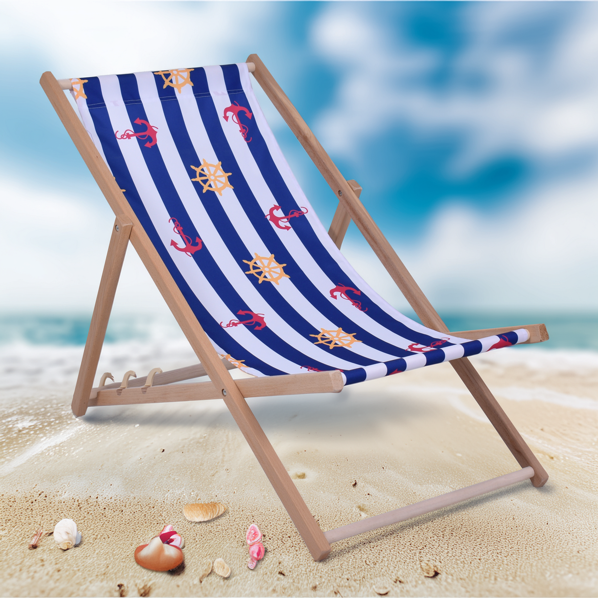 Składany leżak plażowy na plaży.