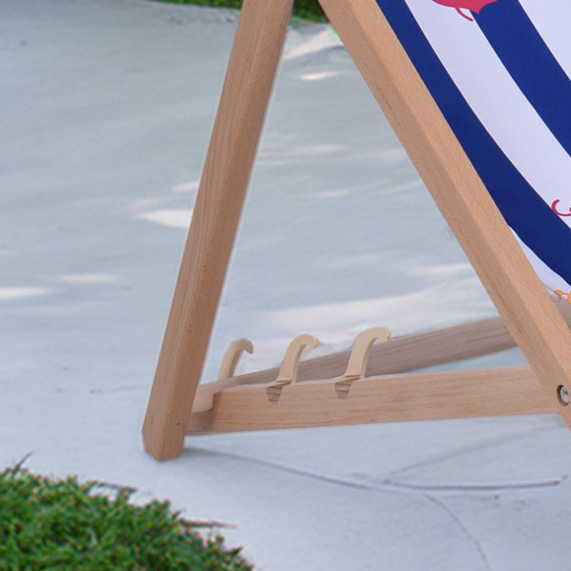 Detal ramy drewnianego leżaka plażowego.