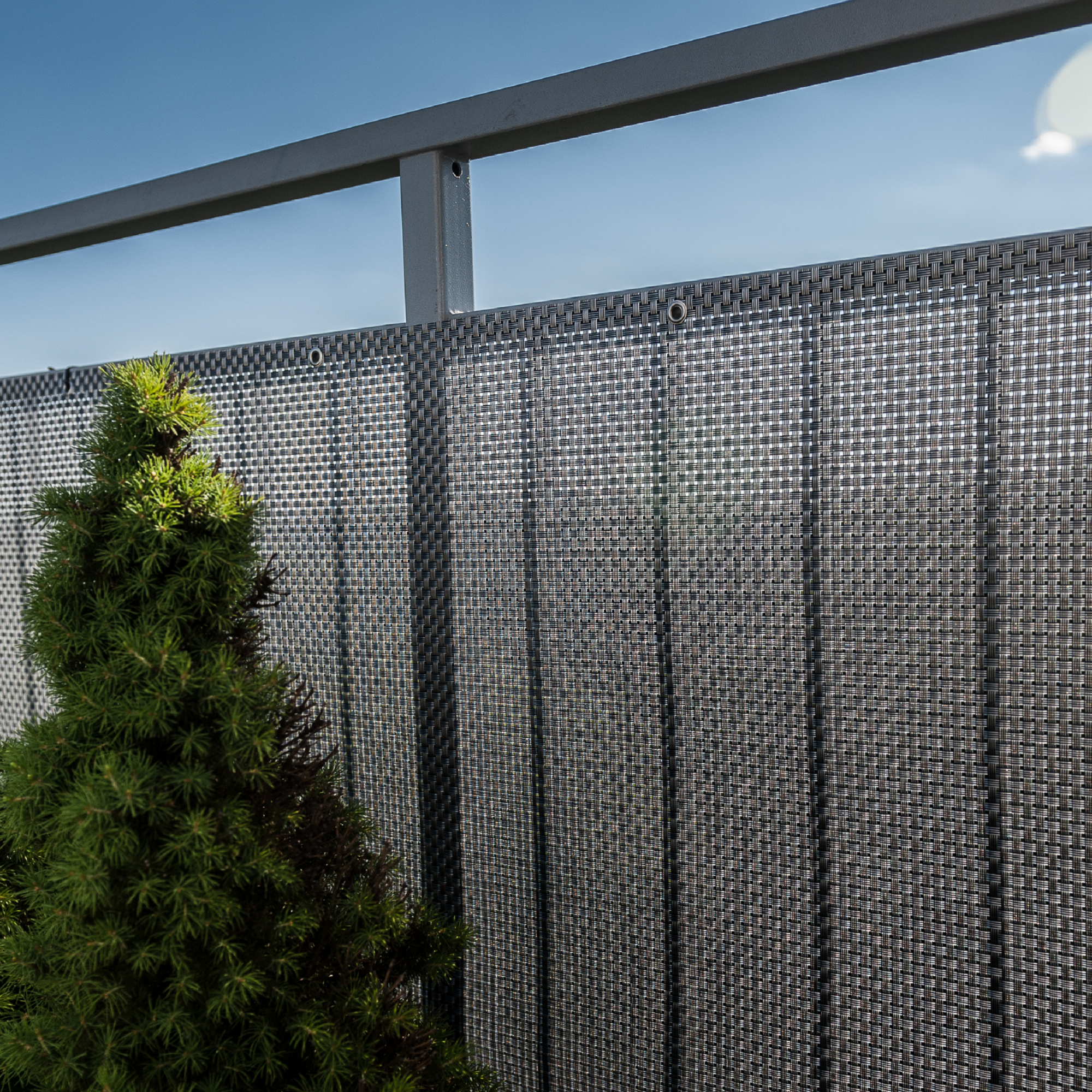 Brązowa osłona Rattan Lux na balustradzie.