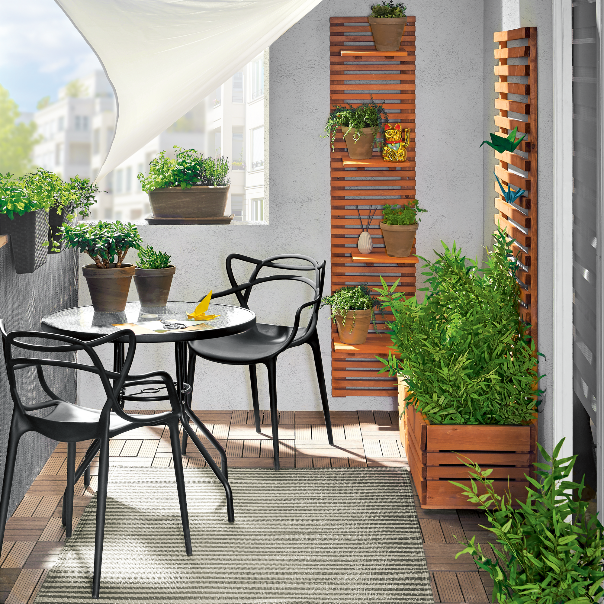 Balkon z podłogą z paneli kompozytowych redwood.