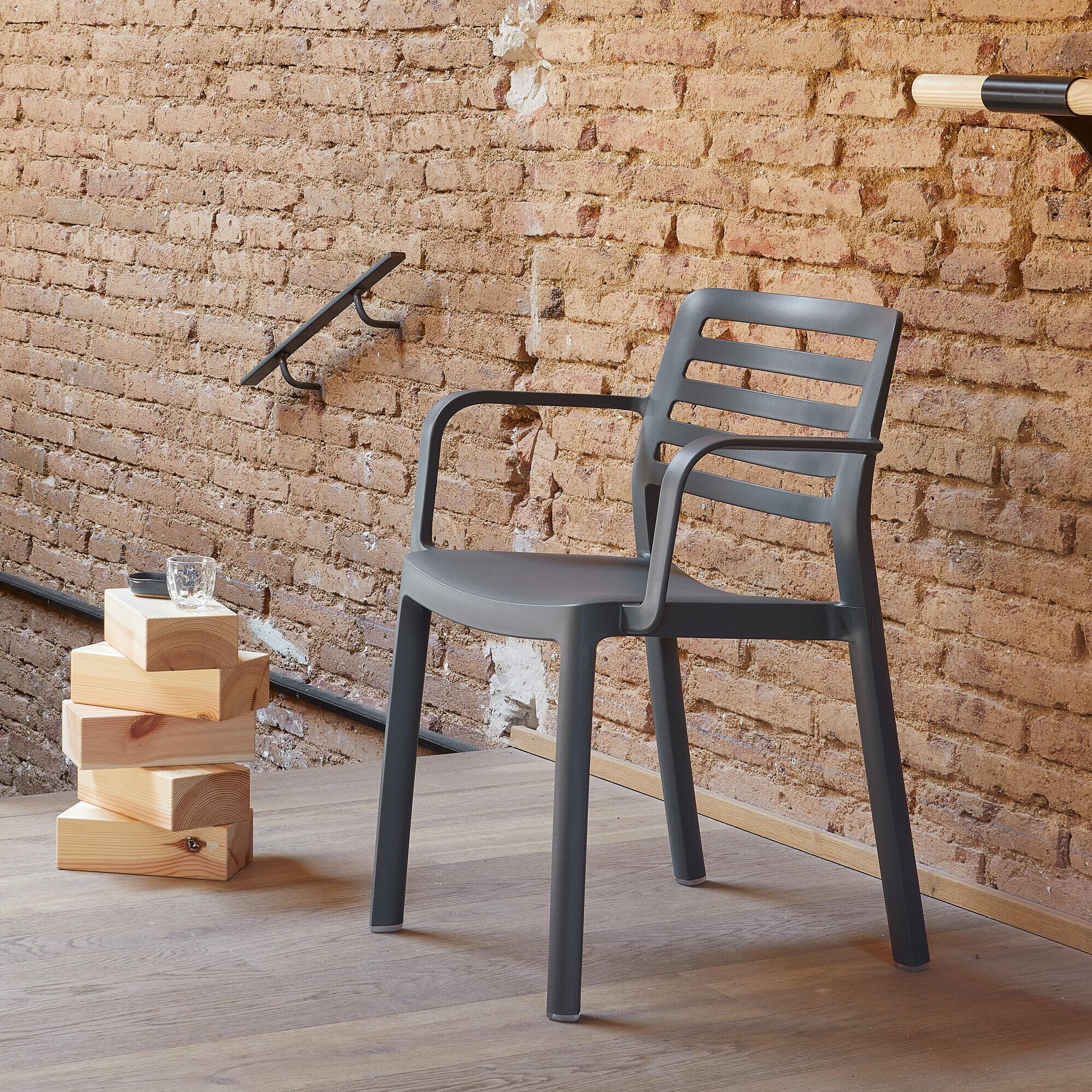 Silla de jardín de exterior de resina con brazos Wind blanco - 2