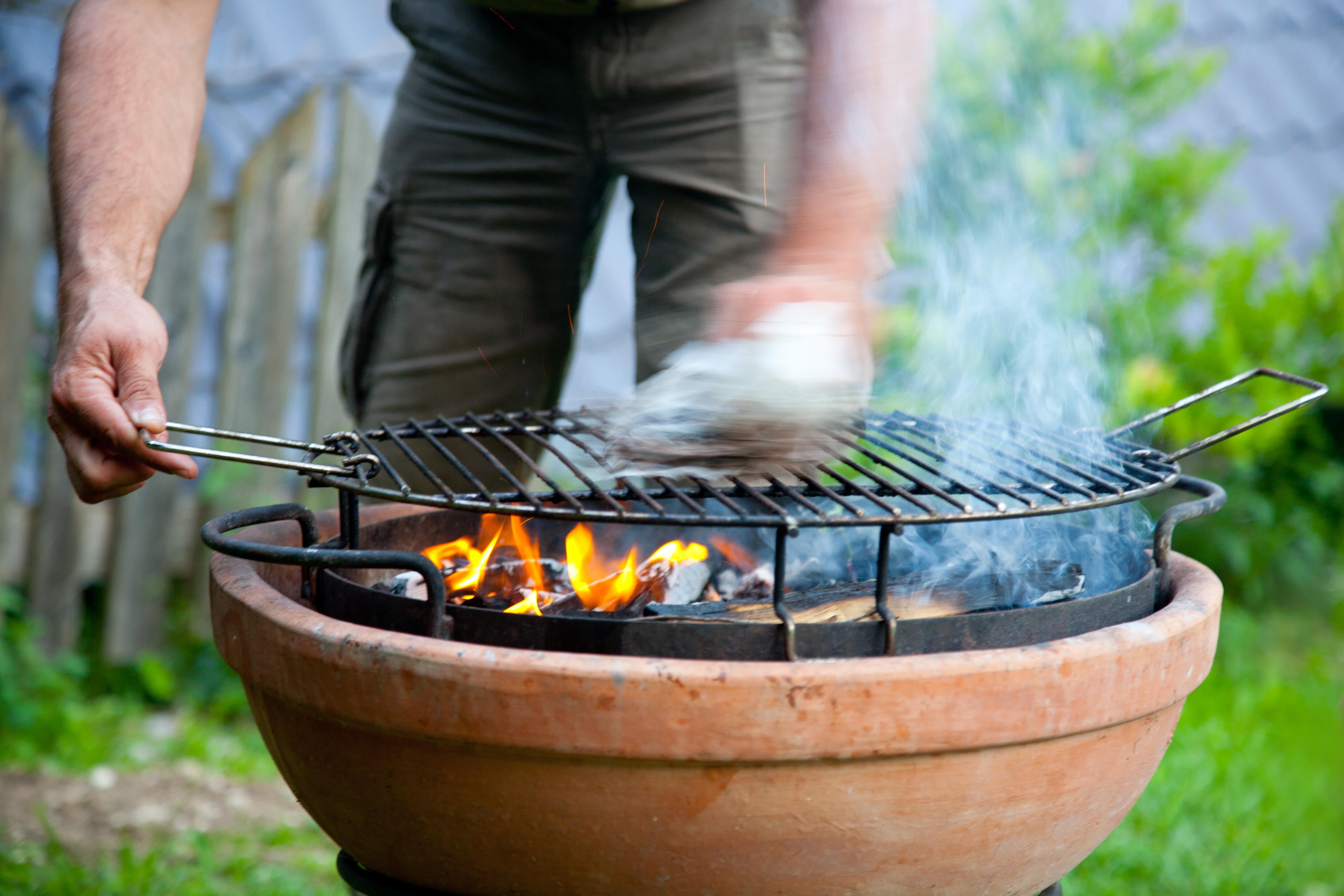 Czyszczenie rusztu nad grillem.