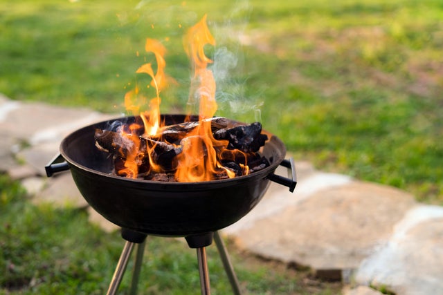 Okrągły grill na trawie.