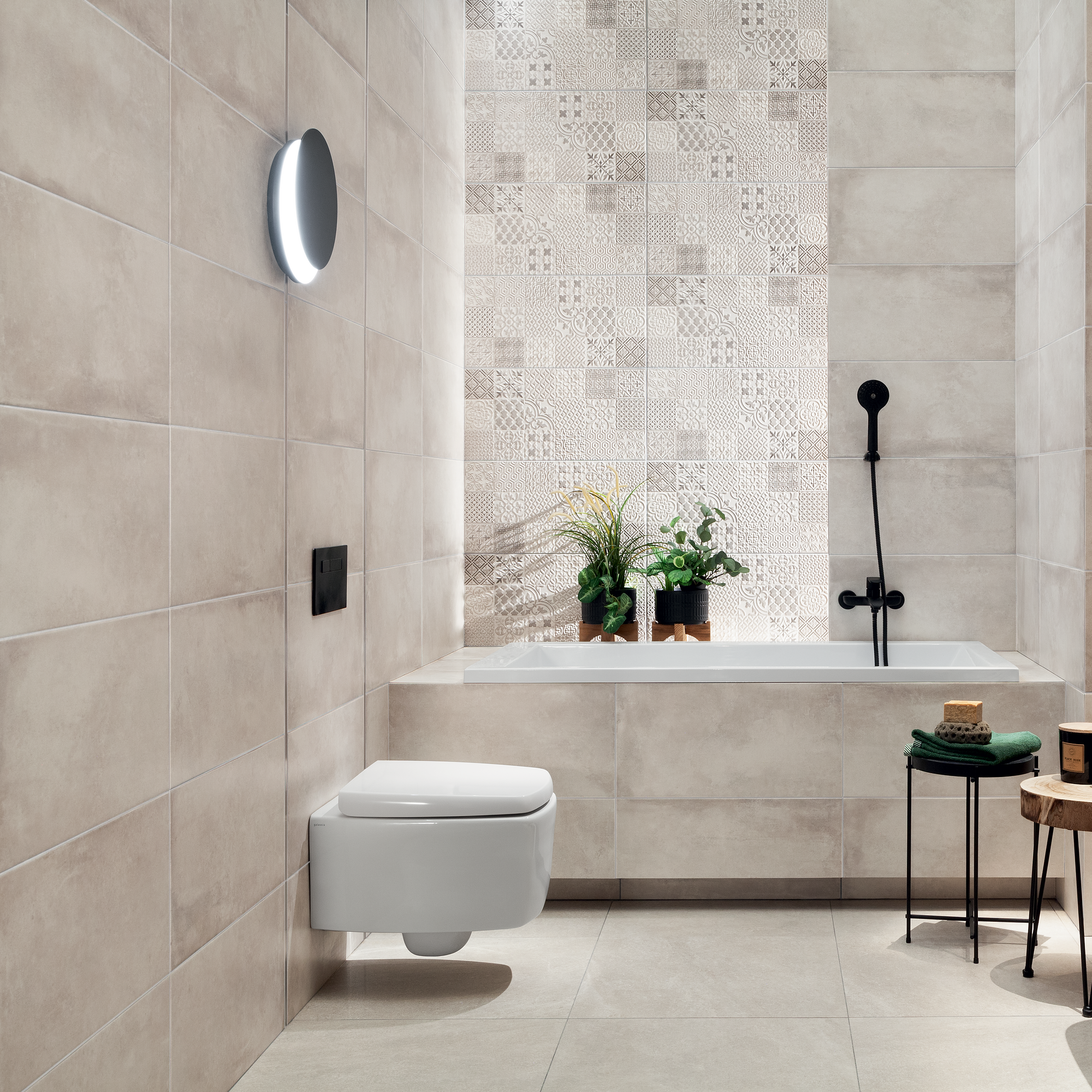 Glazura na ścianie nad wanną.