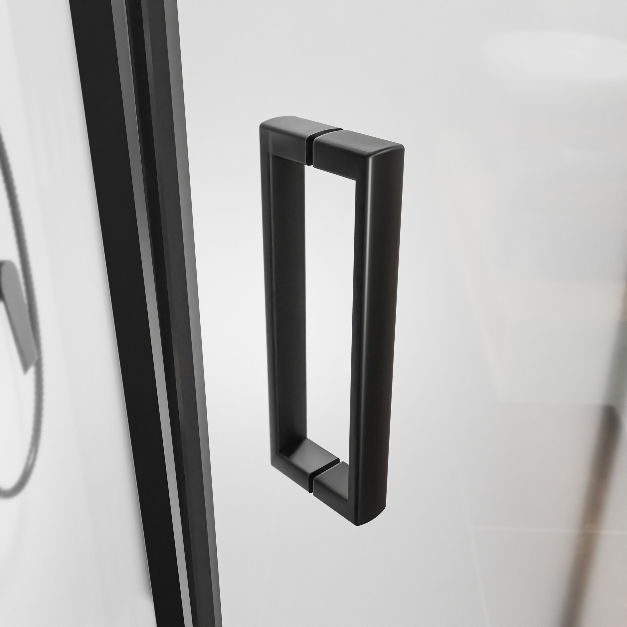Czarny uchwyt drzwi kabiny prysznicowej.